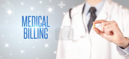 Téléchargez les photos : Gros plan d'un médecin qui donne une pilule avec inscription MEDICAL BILLING, concept médical - en image libre de droit