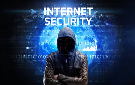 Foto de Hacker sin rostro en el trabajo con la inscripción INTERNET SEGURIDAD, Concepto de seguridad informática - Imagen libre de derechos