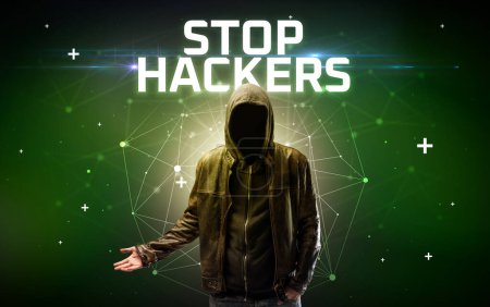Téléchargez les photos : Mystérieux hacker avec inscription STOP HACKERS, inscription de concept d'attaque en ligne, concept de sécurité en ligne - en image libre de droit