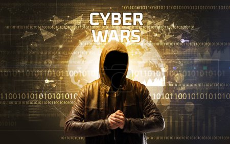 Foto de Hacker sin rostro en el trabajo con la inscripción CYBER WARS, Concepto de seguridad informática - Imagen libre de derechos