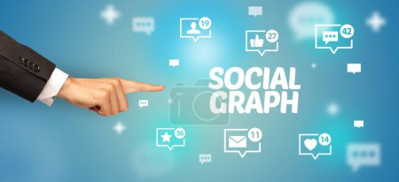 Foto de Primer plano de la mano recortada apuntando a la inscripción SOCIAL GRAPH, concepto de redes sociales - Imagen libre de derechos