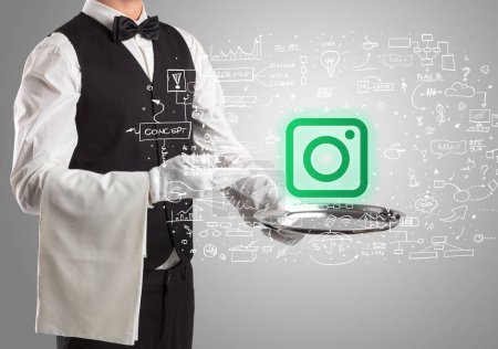 Foto de Primer plano del camarero que sirve iconos de la cámara, concepto de redes sociales - Imagen libre de derechos