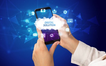 Foto de Smartphone de mano femenina con inscripción DIGITAL SOLUTION, concepto de tecnología cloud - Imagen libre de derechos
