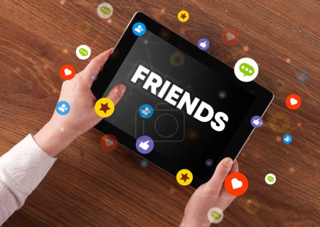 Foto de Primer plano de una pantalla táctil con inscripción FRIENDS, concepto de redes sociales - Imagen libre de derechos