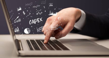 Téléchargez les photos : Homme d'affaires travaillant sur ordinateur portable avec inscription CAPEX, concept d'entreprise moderne - en image libre de droit