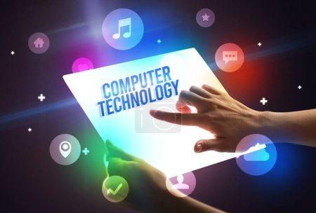 Foto de Sostiene tableta futurista con inscripción de TECNOLOGÍA COMPUTADORA, concepto de nueva tecnología - Imagen libre de derechos