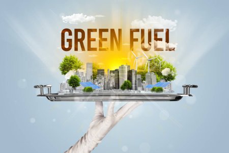 Foto de Camarero sirviendo eco ciudad con inscripción GREEN FUEL, concepto de energía renovable - Imagen libre de derechos