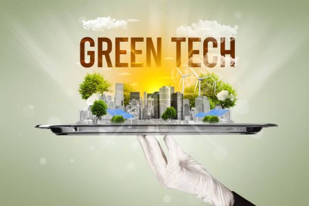 Foto de Camarero sirviendo eco ciudad con inscripción GREEN TECH, concepto de energía renovable - Imagen libre de derechos