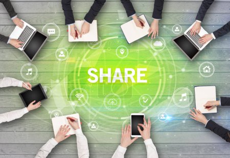 Téléchargez les photos : Groupe de personnes en réunion avec SHARE insciption, concept de réseautage social - en image libre de droit