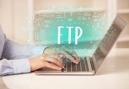 Téléchargez les photos : Main de travail sur un nouvel ordinateur moderne avec abréviation FTP, concept de technologie moderne - en image libre de droit