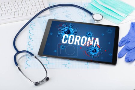 Foto de Tablet PC y herramientas médicas en superficie blanca con inscripción CORONA, concepto pandémico - Imagen libre de derechos