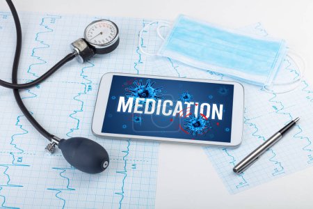 Foto de Tablet PC y herramientas médicas en superficie blanca con inscripción MEDICATION, concepto pandémico - Imagen libre de derechos