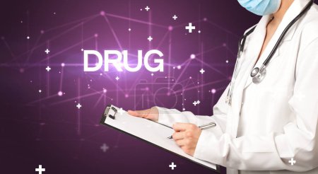 Téléchargez les photos : Le médecin remplit le dossier médical avec l'inscription DRUG, concept médical - en image libre de droit