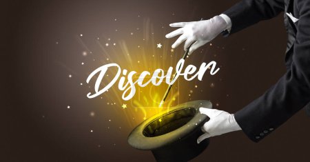 Foto de Mago está mostrando truco de magia con la inscripción Discover, concepto de viaje - Imagen libre de derechos