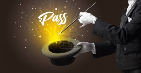 Téléchargez les photos : Magicien montre tour de magie avec l'inscription Pass, concept de voyage - en image libre de droit