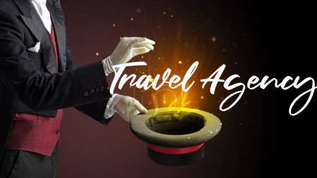 Téléchargez les photos : Magicien montre tour de magie avec l'inscription Agence de Voyage, concept de voyage - en image libre de droit