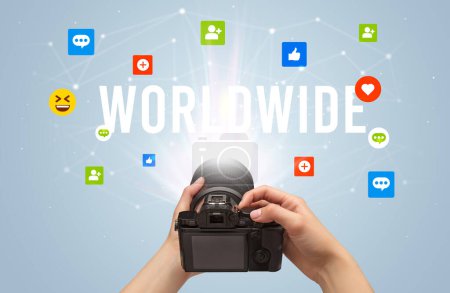 Foto de Uso de la cámara para capturar contenido de redes sociales con inscripción WORLDWIDE, concepto de contenido de redes sociales - Imagen libre de derechos