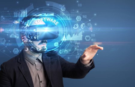 Téléchargez les photos : Homme d'affaires regardant à travers des lunettes de réalité virtuelle avec inscription LOGICIEL, concept technologique innovant - en image libre de droit