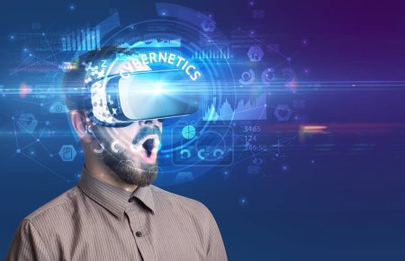 Téléchargez les photos : Homme d'affaires regardant à travers des lunettes de réalité virtuelle avec inscription CYBERNETICS, concept technologique innovant - en image libre de droit