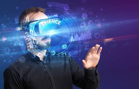 Téléchargez les photos : Homme d'affaires regardant à travers des lunettes de réalité virtuelle avec inscription SCIENCE, concept technologique innovant - en image libre de droit