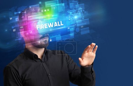 Foto de Hombre de negocios mirando a través de gafas de realidad virtual con inscripción FIREWALL, innovador concepto de seguridad - Imagen libre de derechos