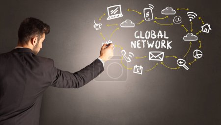 Foto de Hombre de negocios dibujando iconos de redes sociales con inscripción GLOBAL NETWORK, nuevo concepto de medios - Imagen libre de derechos