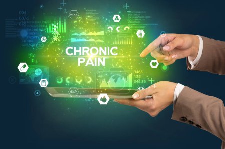 Foto de Primer plano de una pantalla táctil con inscripción CHRONIC PAIN, concepto médico - Imagen libre de derechos