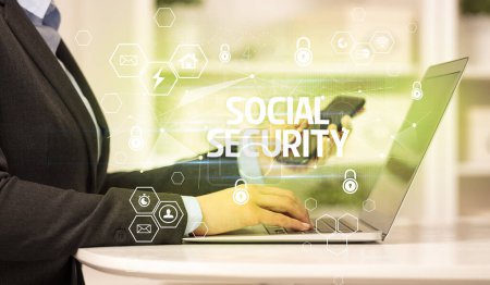 Foto de Inscripción de SEGURIDAD SOCIAL en laptop, seguridad en internet y concepto de protección de datos, blockchain y ciberseguridad - Imagen libre de derechos