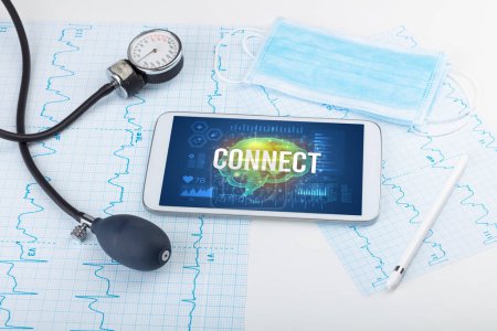 Foto de Tablet PC y herramientas médicas con inscripción CONNECT, concepto de distanciamiento social - Imagen libre de derechos