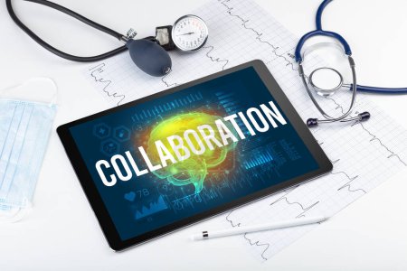 Foto de Tablet PC y herramientas médicas con inscripción COLABORACIÓN, concepto de distanciamiento social - Imagen libre de derechos