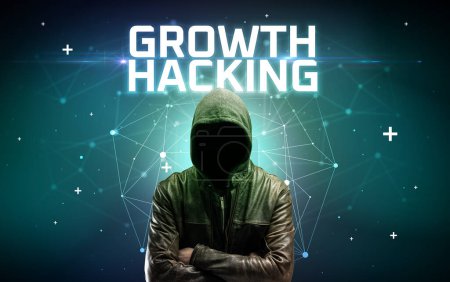 Téléchargez les photos : Mystérieux hacker avec CROISSANCE HACKING inscription, inscription de concept d'attaque en ligne, concept de sécurité en ligne - en image libre de droit