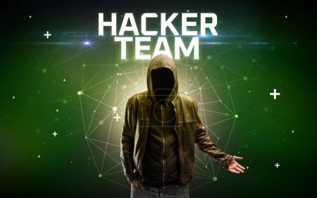 Téléchargez les photos : Mystérieux hacker avec inscription HACKER TEAM, inscription de concept d'attaque en ligne, concept de sécurité en ligne - en image libre de droit