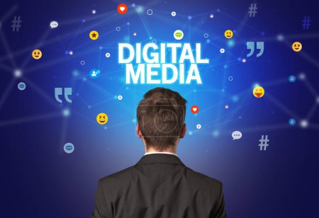 Téléchargez les photos : Vue arrière d'un homme d'affaires avec inscription DIGITAL MEDIA, concept de réseautage social - en image libre de droit