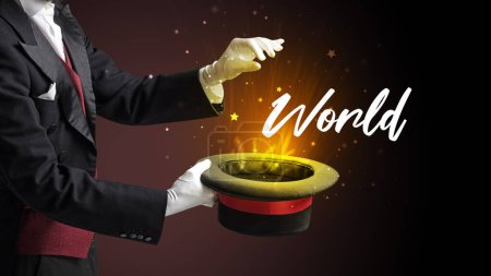 Téléchargez les photos : Magicien montre tour de magie avec l'inscription du monde, concept de voyage - en image libre de droit