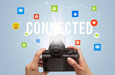 Foto de Uso de cámara para capturar contenido de redes sociales con inscripción CONNECTED, concepto de contenido de redes sociales - Imagen libre de derechos