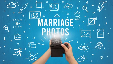 Téléchargez les photos : Prise de vue manuelle avec appareil photo numérique et inscription MARRIAGE PHOTOS, concept de réglages de l'appareil photo - en image libre de droit