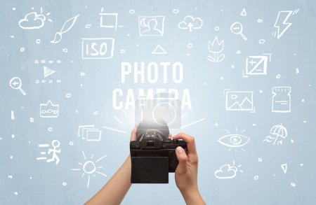 Téléchargez les photos : Prise de vue manuelle avec appareil photo numérique et inscription PHOTO CAMERA, concept de réglages de l'appareil photo - en image libre de droit
