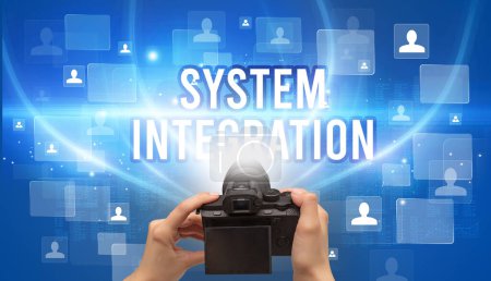 Foto de Primer plano de la cámara de mano con inscripción SYSTEM INTEGRATION, concepto de videovigilancia - Imagen libre de derechos