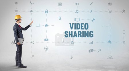 Téléchargez les photos : Ingénieur travaillant sur une nouvelle plateforme de médias sociaux avec le concept d'inscription VIDEO SHARING - en image libre de droit