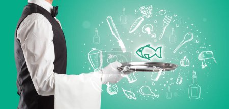 Foto de Camarero sosteniendo bandeja de plata con iconos de pescado saliendo de ella, concepto de comida saludable - Imagen libre de derechos