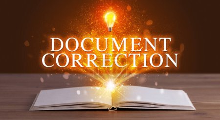 Téléchargez les photos : DOCUMENT CORRECTION inscription issue d'un livre ouvert, concept éducatif - en image libre de droit