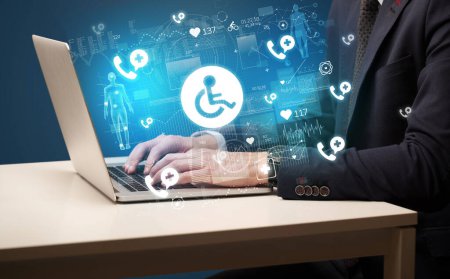 Téléchargez les photos : Navigation manuelle sur Internet pour les problèmes médicaux avec des icônes handicapées sortant de l'écran - en image libre de droit