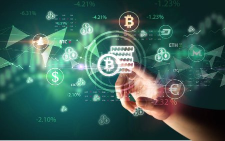 Téléchargez les photos : Homme d'affaires main poussant Bitcoin symbole d'économie sur l'écran tactile multimédia concept futuriste - en image libre de droit