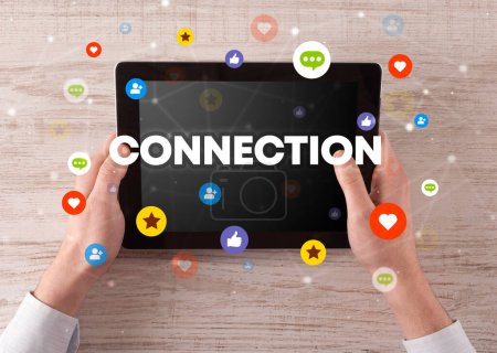 Foto de Primer plano de una pantalla táctil con inscripción CONNECTION, concepto de redes sociales - Imagen libre de derechos