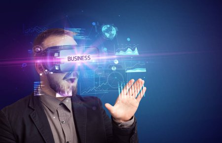 Téléchargez les photos : Homme d'affaires regardant à travers des lunettes de réalité virtuelle avec inscription BUSINESS, nouveau concept d'entreprise - en image libre de droit