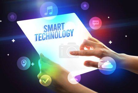 Téléchargez les photos : Tenir une tablette futuriste avec inscription SMART TECHNOLOGY, nouveau concept technologique - en image libre de droit
