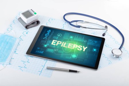 Téléchargez les photos : Tablette pc et matériel médical avec inscription EPILEPSY, concept de prévention - en image libre de droit