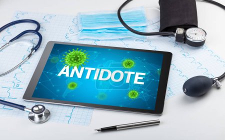 Foto de Vista de cerca de una tableta PC con inscripción ANTIDOTE, concepto de microbiología - Imagen libre de derechos