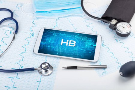 Foto de Vista de primer plano de una tableta PC con abreviatura HB, concepto médico - Imagen libre de derechos