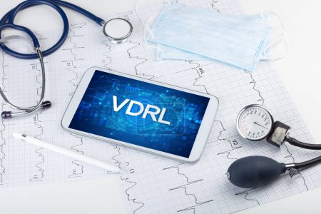 Foto de Vista de cerca de una tableta PC con abreviatura VDRL, concepto médico - Imagen libre de derechos